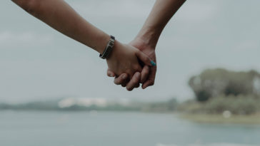 Phụ nữ, chỉ an yên khi gặp được người dù có chuyện gì vẫn nắm chặt tay cô ấy