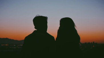 Tình cảm của chúng ta bắt đầu vơi dần đi, từ những lần anh làm em buồn