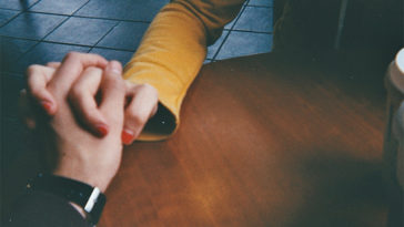 Yêu thương một người là chỉ cần cùng nhìn về một hướng