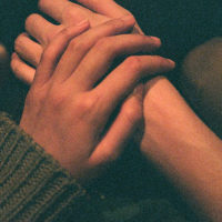 Nắm lấy tay anh, chúng ta cùng nhau đi đến cuối cuộc đời