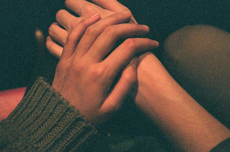 Nắm lấy tay anh, chúng ta cùng nhau đi đến cuối cuộc đời