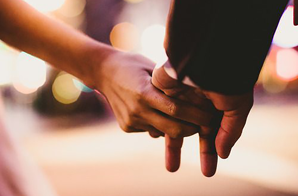 Đừng vì quá cô đơn mà vội vàng đưa tay nắm sai người
