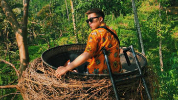 Mình tới Bali hẹn hò nhau được không em?