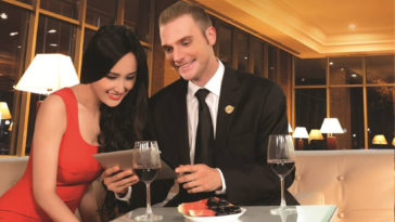 Việt Nam ơi, hãy thôi tôn thờ người da trắng
