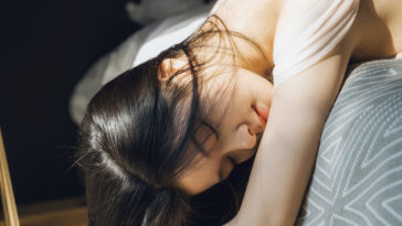 Em cho phép mình đau vì anh, ngày hôm nay nữa thôi