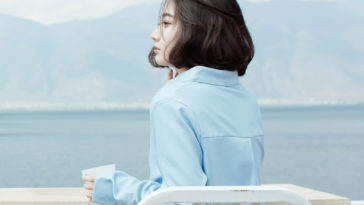 Đừng trách một ai đó quá ngu ngốc không thể tự thoát ra nỗi buồn của mình