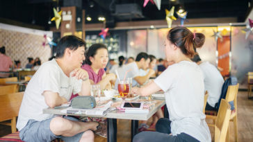 Ngồi ăn cơm mà không biết 50 phép tắc này thì nhịn luôn đi