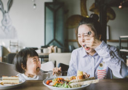 Loài người chính là động vật duy nhất ép con của mình ăn