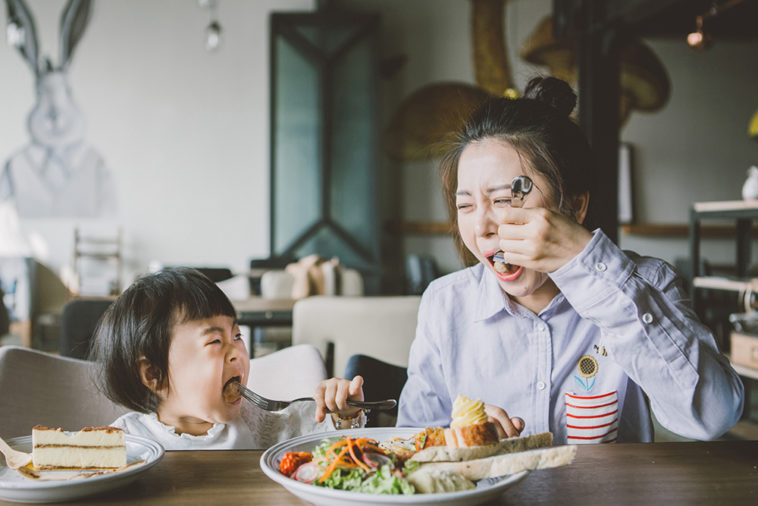 Loài người chính là động vật duy nhất ép con của mình ăn