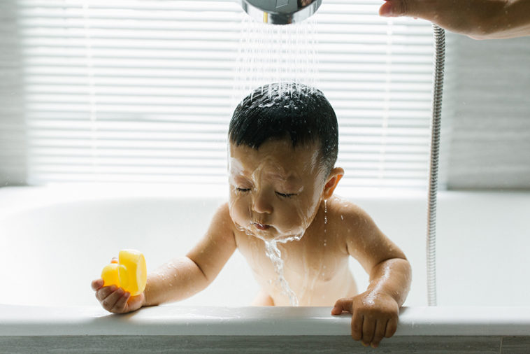 Những ký ức đen tối nào đã ám ảnh tuổi thơ của bạn?