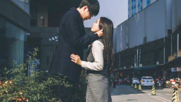 Yêu đơn phương... tiếp tục làm bạn hay tránh mặt nhau cả đời?