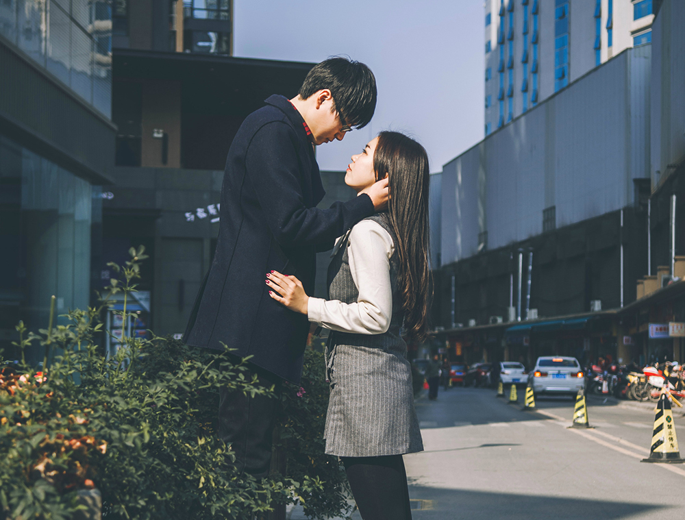 Yêu đơn phương... tiếp tục làm bạn hay tránh mặt nhau cả đời?