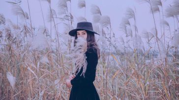 Là con gái đừng bao giờ sống quá mộng mơ