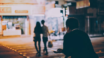 Người rời đi là người mạnh mẽ, nhưng người ở lại mới là người đáng để yêu