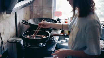 Tại sao đến nhà bạn trai thì không nên rửa bát?