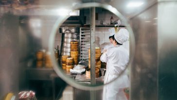 Có một nghề dạy người ta biết nhẫn nhịn mang tên "dịch vụ"