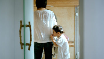 Đừng tin ai cả, đừng nghe ai cả... hãy chỉ nhìn con mình