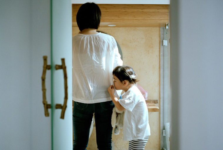 Đừng tin ai cả, đừng nghe ai cả... hãy chỉ nhìn con mình