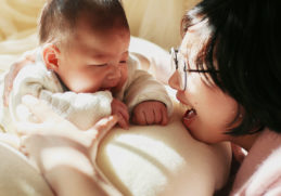 So với những gì đã trải qua, thức đêm chăm con không có gì vất vả nữa