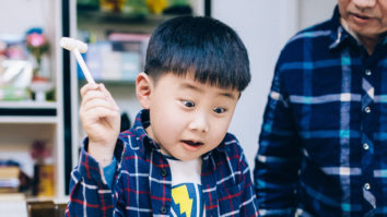 12 điều chẳng hay ho gì mà người lớn thường hay làm với trẻ em